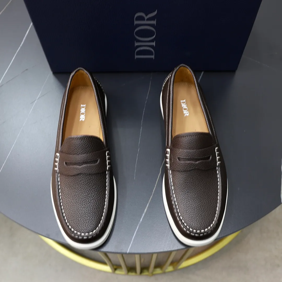 Ex-factory price: 540🙅‍♂️🙅‍♂️🙅‍♂️ Brand: Dior DIOR Standard code: Men's code 38/44 (45 can be customized) Grade: Same as the official website Material: Original cowhide stitching, cowhide lining, original TPU wear-resistant soft outsole Style categories: Leisure and sports version, footwear for driving, young fashion, European and American trends, British style Color: actual picture color